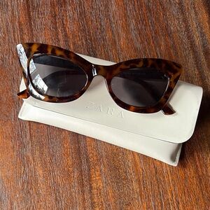 Zara Tortoise Shell Cat-Eye Sunglasses. Size M  Like New!
